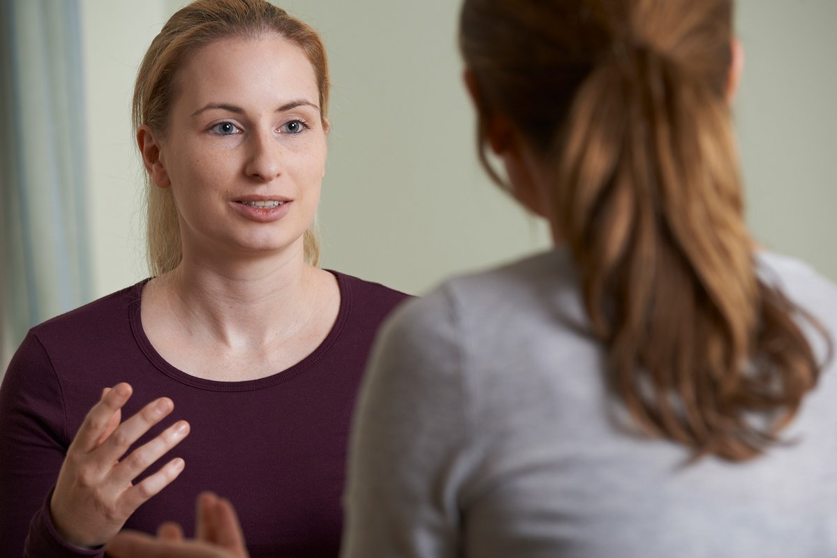 Zwei Frauen unterhalten sich